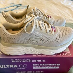 Skechers Women's Light Gray Ultra Go Sneakers